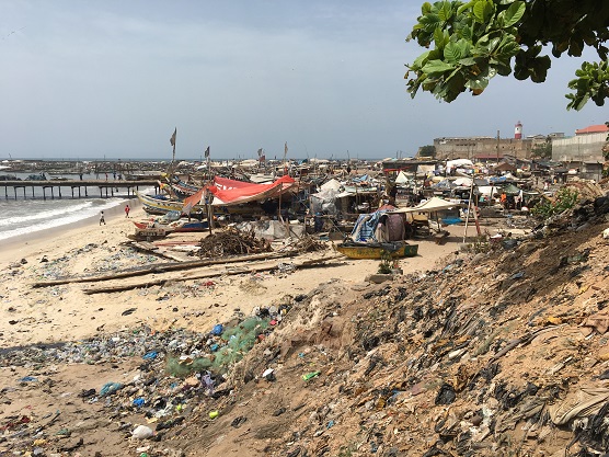 Roskainen ranta Ghanassa